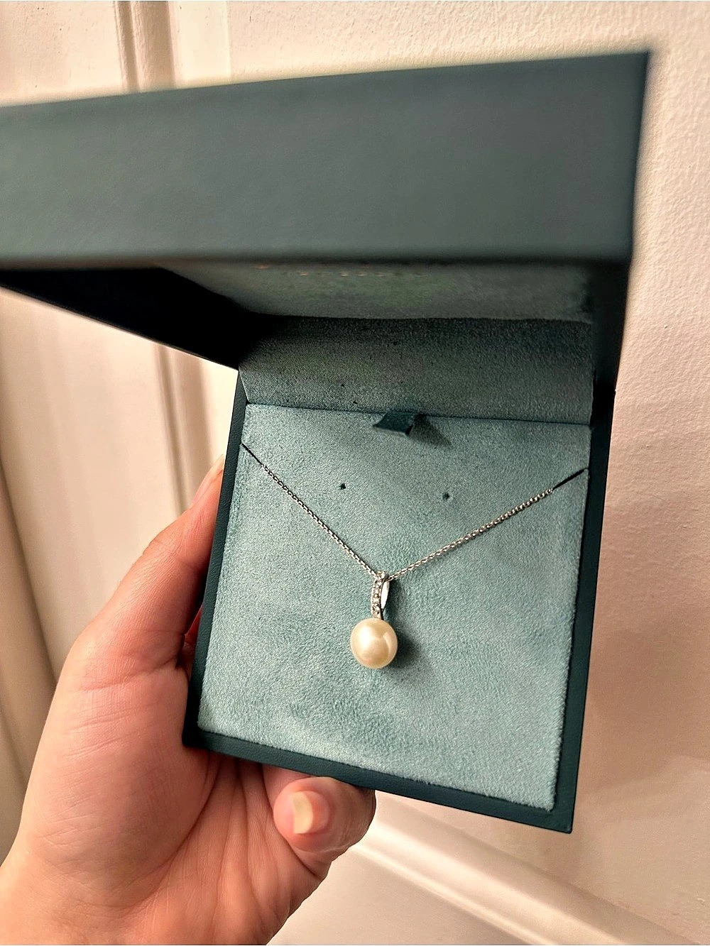 JARED Pearl Pendant Necklace in White & Silver Like New